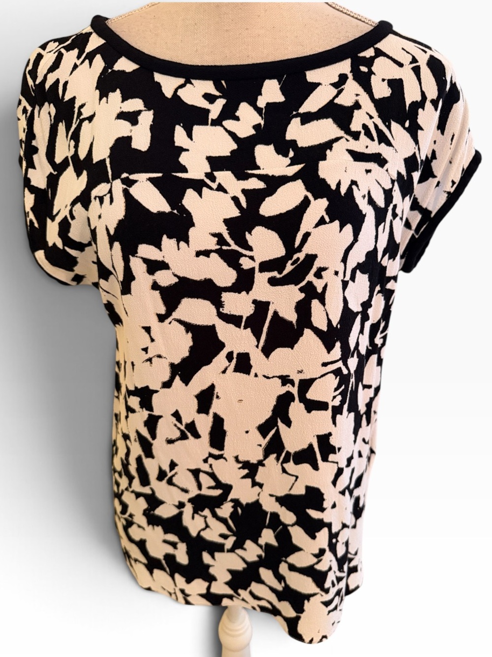 Kate Spade Black and Creamy White Crepe Abstract Floral Cap Sleeve Print 4